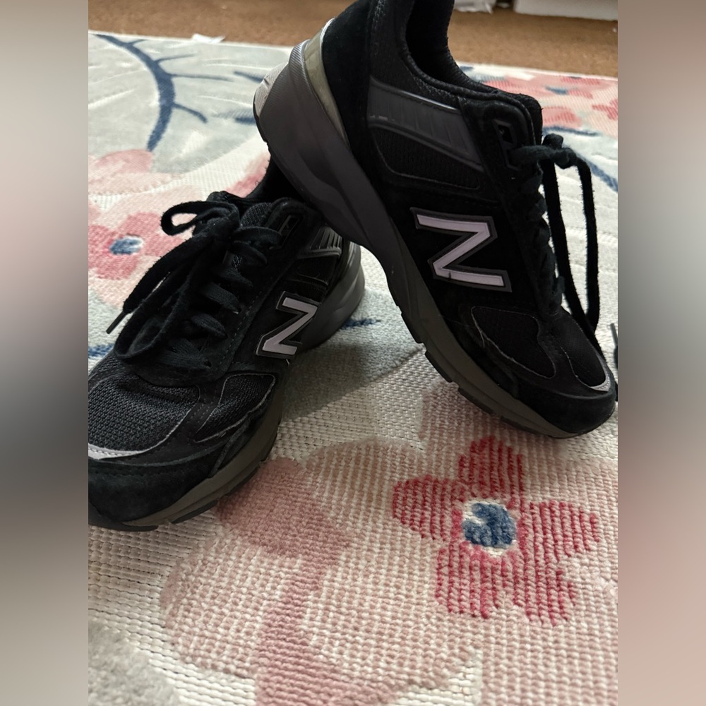 New Balance Black Sneakers with Sleek Design and Supportive Overlays